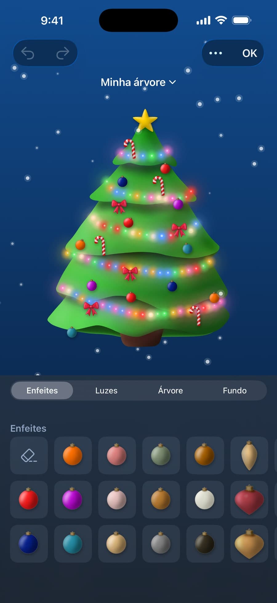 Decorando a árvore no iPhone, com a paleta de enfeites aberta
