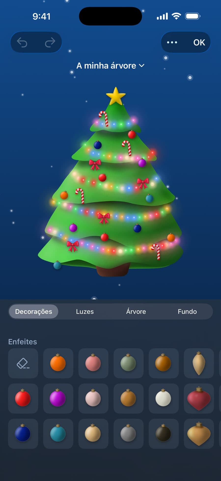 A decorar a árvore no iPhone, com a paleta de enfeites aberta